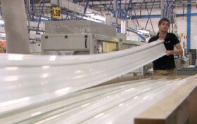 Úspora energií při vakuovém vytlačování při výrobě plastů v Essentra Extrusion